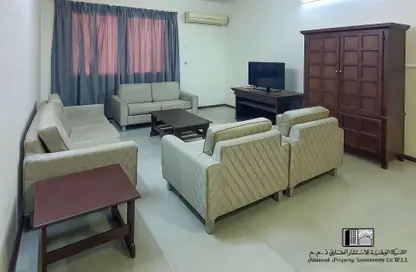 صورة لـ غرفة المعيشة شقة - 3 غرف نوم - 2 حمامات للايجار في شارع المعارض - الحورة - محافظة العاصمة ، صورة رقم 1