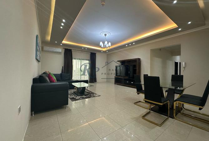 910563 - Property Image 2