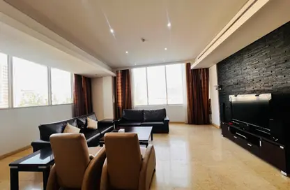 Apartment - 2 Bedrooms - 3 Bathrooms for rent in Al Juffair - Capital Governorate