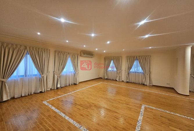 987582 - Property Image 2