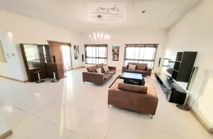 Living Room image for: Apartment - 2 Bedrooms - 3 Bathrooms for rent in Adliya - Manama - Capital Governorate, Image 1