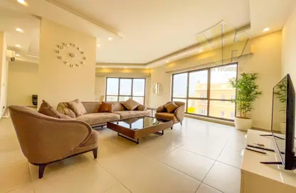 Living Room image for: Apartment - 3 Bedrooms - 3 Bathrooms for rent in Saar - Northern Governorate, Image 1