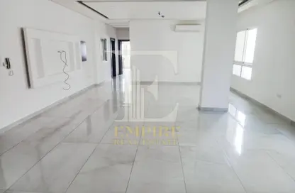 شقة - 3 غرف نوم - 4 حمامات للايجار في الحد - المحرق