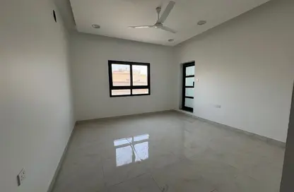 Apartment - 3 Bedrooms - 3 Bathrooms for rent in Tubli - Central Governorate