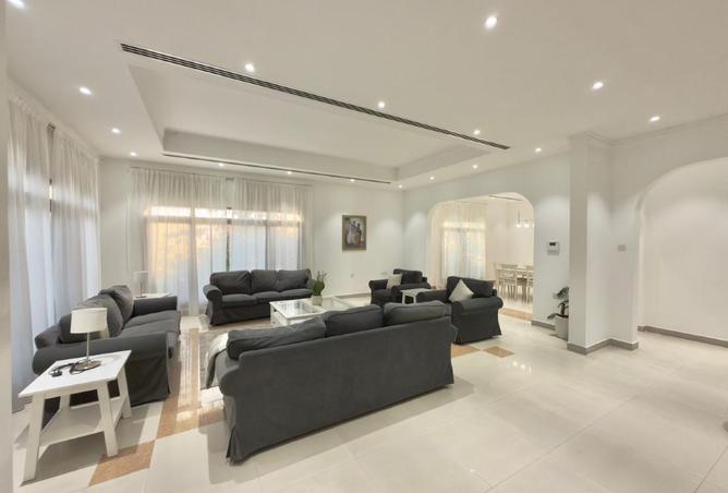 989399 - Property Image 2