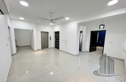 Empty Room image for: Villa - 5 Bedrooms for sale in Saar - Northern Governorate, Image 1
