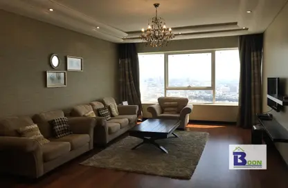 Living Room image for: Apartment - 2 Bedrooms - 3 Bathrooms for sale in Sanabis - Manama - Capital Governorate, Image 1