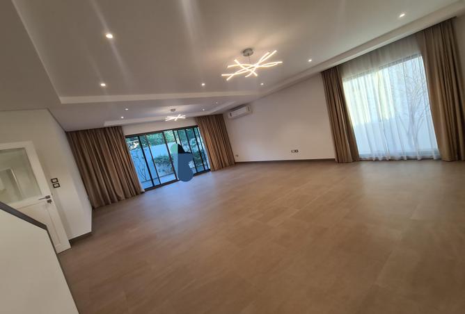 989322 - Property Image 3