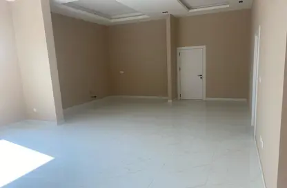 Empty Room image for: Villa - 3 Bedrooms - 5 Bathrooms for sale in Dumistan - Northern Governorate, Image 1