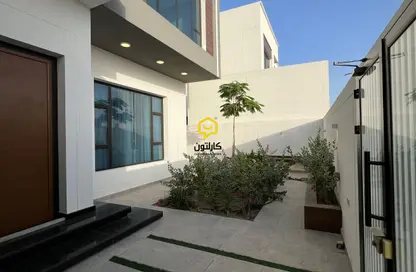 Villa - 5 Bedrooms - 6 Bathrooms for sale in Mozoon - Diyar Al Muharraq - Muharraq Governorate
