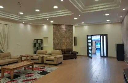Living Room image for: Villa - 5 Bedrooms - 5 Bathrooms for rent in Busaiteen - Muharraq Governorate, Image 1