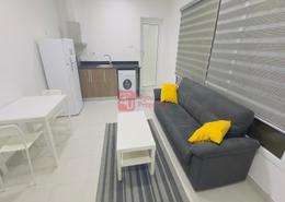 صورةغرفة المعيشة / غرفة الطعام لـ: شقة - 1 غرفة نوم - 2 حمامات للكراء في سار - المحافظة الشمالية, صورة 1