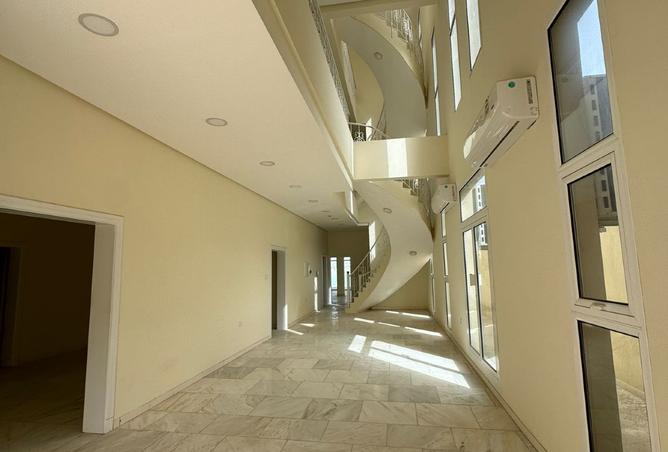 987373 - Property Image 2