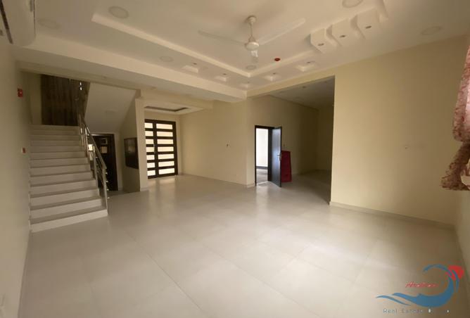 Villa - 5 Bedrooms - 6 Bathrooms for rent in Sanad - Central Governorate