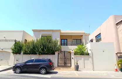 Villa - 4 Bedrooms - 5 Bathrooms for rent in Mahooz - Manama - Capital Governorate