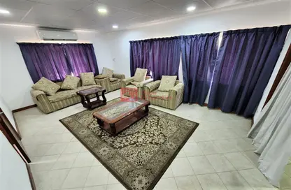 صورة لـ غرفة المعيشة فيلا - 4 غرف نوم - 4 حمامات للايجار في أم الحصم - المنامة - محافظة العاصمة ، صورة رقم 1