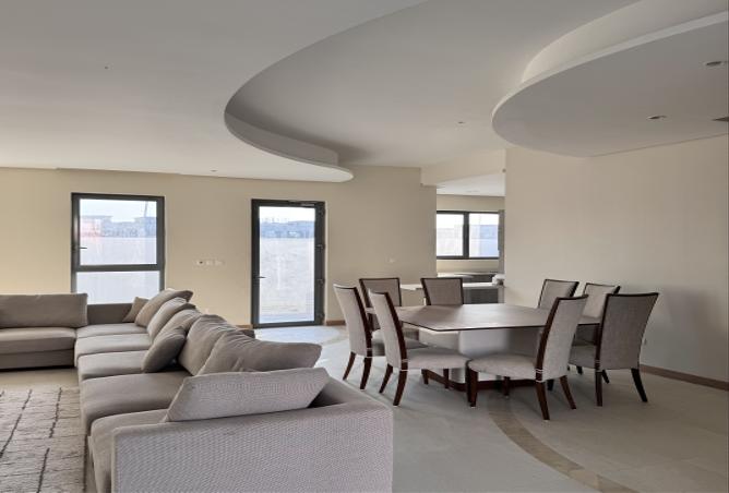 989549 - Property Image 3