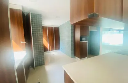 مجمع سكني - 5 غرف نوم - 6 حمامات للايجار في سار - المحافظة الشمالية