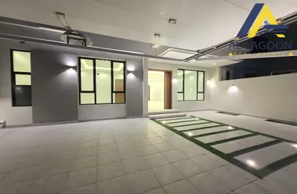 فيلا - 4 غرف نوم - 6 حمامات للبيع في رأس حيان - المحافظة الجنوبية
