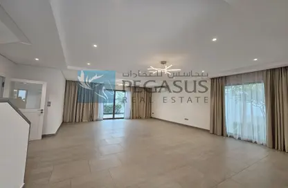 Empty Room image for: Villa - 4 Bedrooms - 5 Bathrooms for rent in Saar - Northern Governorate, Image 1