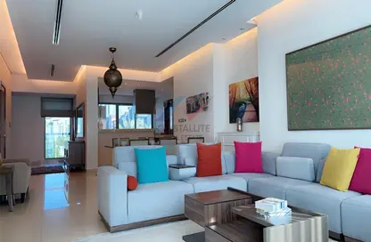 Living Room image for: Apartment - 3 Bedrooms - 4 Bathrooms for sale in Reef Island - Capital Governorate, Image 1