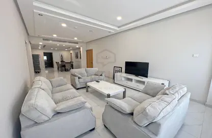 Living Room image for: Apartment - 2 Bedrooms - 3 Bathrooms for rent in Saar - Northern Governorate, Image 1
