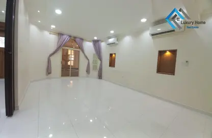صورة لـ استقبال / بهو فيلا - 5 غرف نوم - 4 حمامات للايجار في سند - المحافظة الوسطى ، صورة رقم 1