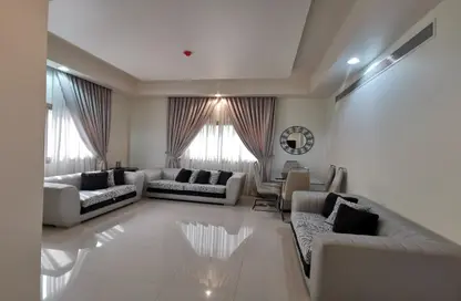 Living Room image for: Apartment - 2 Bedrooms - 2 Bathrooms for rent in Janabiya - Northern Governorate, Image 1