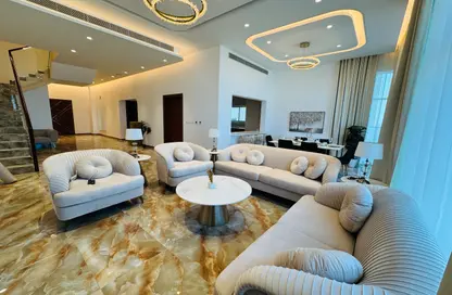 Duplex - 3 Bedrooms - 5 Bathrooms for rent in Seef - Capital Governorate