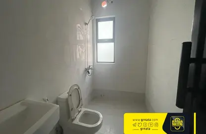صورة لـ حمام فيلا - 7 غرف نوم للبيع في مدينة حمد - المحافظة الشمالية ، صورة رقم 1