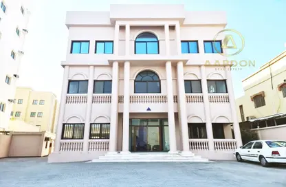 Villa - Studio - 5 Bathrooms for rent in Zinj - Manama - Capital Governorate