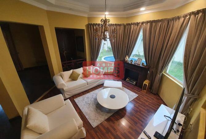 985589 - Property Image 2