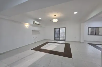 Apartment - 3 Bedrooms - 4 Bathrooms for rent in Busaiteen - Muharraq Governorate