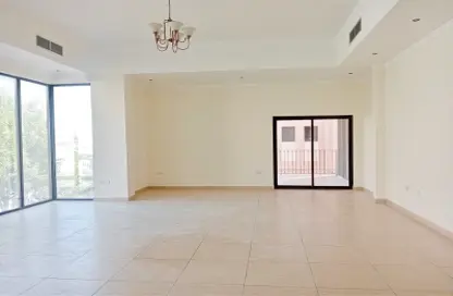 فيلا - 6 غرف نوم - 7 حمامات للايجار في توبلي - المحافظة الوسطى