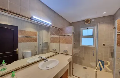 Bathroom image for: Villa - 3 Bedrooms - 3 Bathrooms for rent in Busaiteen - Muharraq Governorate, Image 1