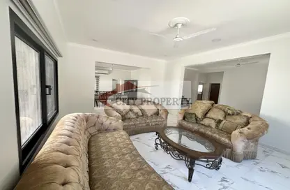 Villa - 4 Bedrooms - 5 Bathrooms for rent in Mahooz - Manama - Capital Governorate
