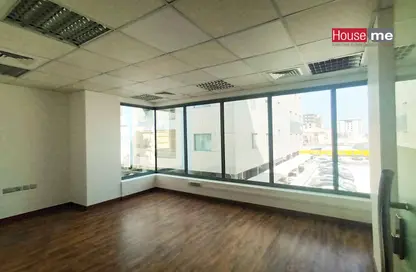 Empty Room image for: Office Space - Studio - 5 Bathrooms for rent in Seef - Capital Governorate, Image 1