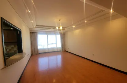 Apartment - 3 Bedrooms - 3 Bathrooms for rent in Sanabis - Manama - Capital Governorate