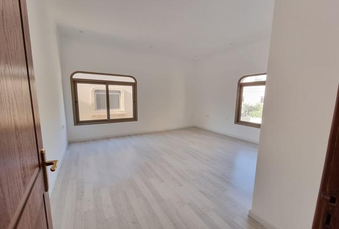 957323 - Property Image 2