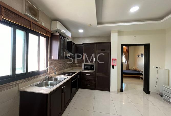 985321 - Property Image 2