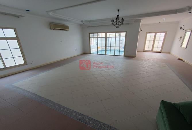 955589 - Property Image 2