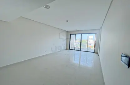 Empty Room image for: Apartment - 1 Bedroom - 2 Bathrooms for sale in Reef Island - Capital Governorate, Image 1