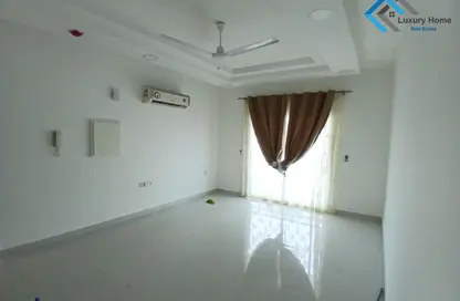 Apartment - 3 Bedrooms - 2 Bathrooms for rent in Busaiteen - Muharraq Governorate