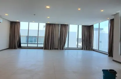 Apartment - 2 Bedrooms - 3 Bathrooms for rent in Hidd - Muharraq Governorate