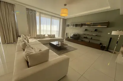 Living Room image for: Apartment - 4 Bedrooms - 4 Bathrooms for rent in Sanabis - Manama - Capital Governorate, Image 1