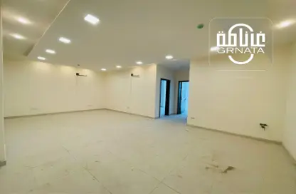 Empty Room image for: Office Space - Studio - 2 Bathrooms for rent in Maqabah - Northern Governorate, Image 1