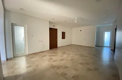 Apartment - 5 Bedrooms - 4 Bathrooms for rent in Tubli - Central Governorate