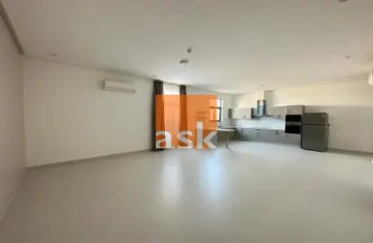 Empty Room image for: Apartment - 3 Bedrooms - 3 Bathrooms for rent in Janabiya - Northern Governorate, Image 1