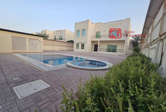 983310 - Property Image 2