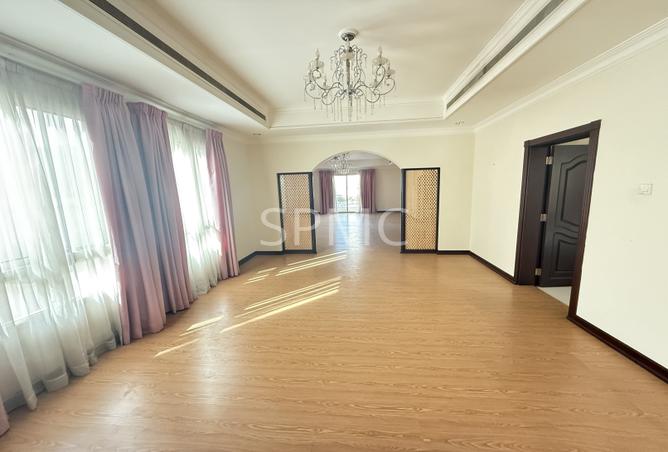 985835 - Property Image 2